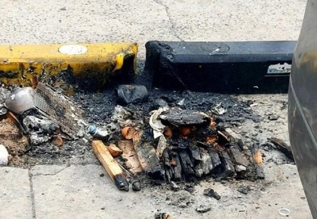 캠핑족들이 버리고 간 쓰레기와 태운 흔적