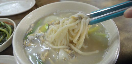 대부도의 넓은 갯벌에서 채취한 신선한 바지락들