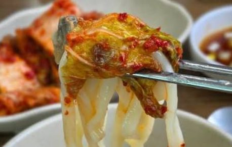 대부도 칼국수 맛집의 다양한 국물 색깔을 비교하는 모습