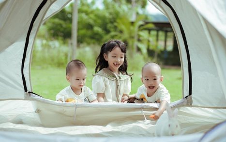 텐트에서 즐거워하는 가족